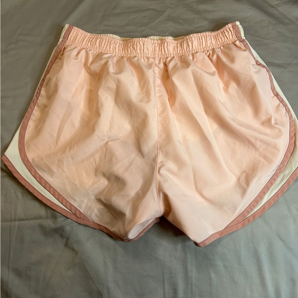 Nike Dri-Fit fitness shorts in peach color Size large - Picture 4 of 11